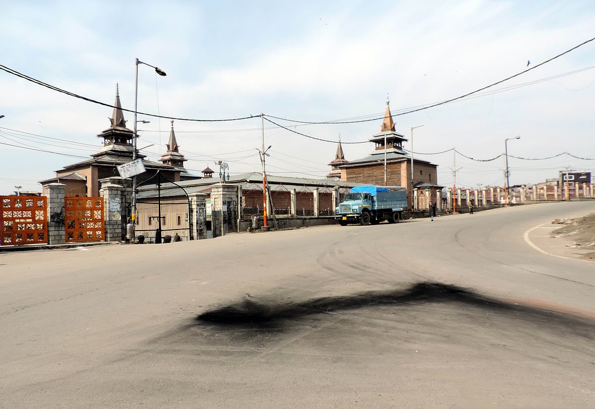 کشمیر: گرفتاریاں اور دفعہ ’35 اے‘ کے خلاف مبینہ سازشیں، وادی میں مکمل ہڑتال