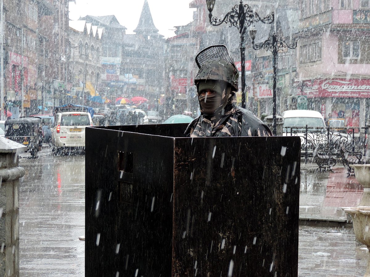 وادی کشمیر میں تازہ برف باری کا سلسلہ، زمینی اور فضائی روابط منقطع