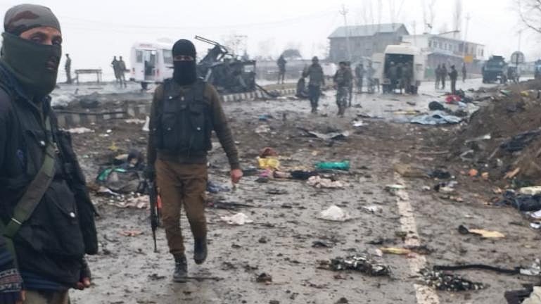 جموں و کشمیر میں اپنی نوعت کا سب سے بڑا خودکش حملہ، 44 سی آر پی ایف اہلکار ہلاک