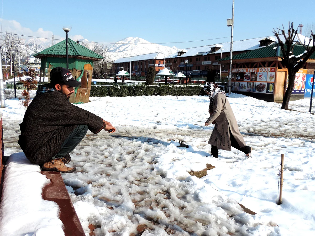 وادی کشمیر میں برف کا قہر، 11 افراد اور درجنوں مویشی ہلاک، کئی ریاشی مکان تباہ