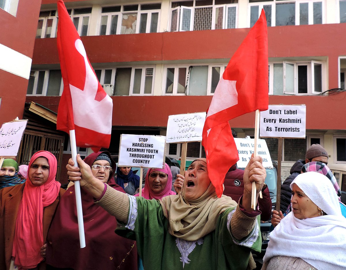 کشمیریوں پر تشدد کے خلاف سری نگر میں غیر ریاستی مزدوروں کا احتجاج