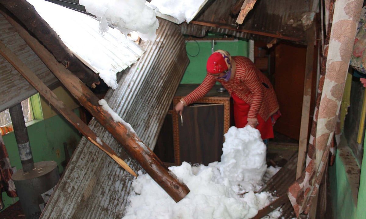 کشمیر: برفانی تودے کی وجہ سے زندہ دفن افراد میں سے آٹھویں فرد کی لاش بر آمد