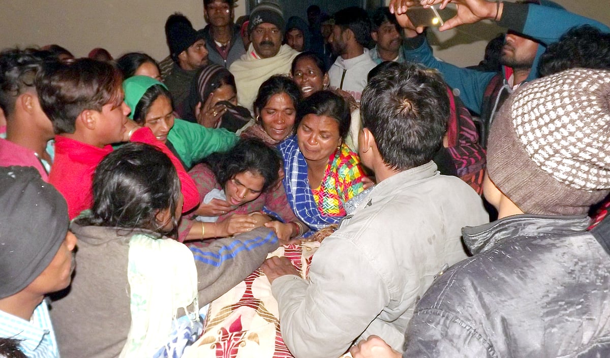 آسمانی بجلی گرنے ہوئی موت کے روتے ہوئے اہل خانہ۔ فوٹو ایم افسر&nbsp;