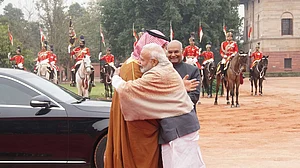 سعودی شہزادہ محمد بن سلمان کو گلے لگانے پر پی ایم مودی بنے تنقید کا نشانہ