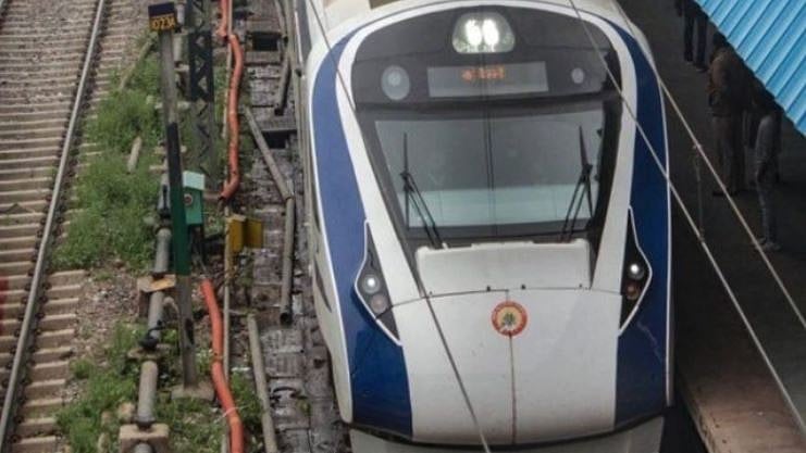 بارش نے کھول دی وندے بھارت ٹرین کے معیار کی قلعی! ٹپکتی ہوئی چھت کی ویڈیو وائرل، کانگریس حملہ آور