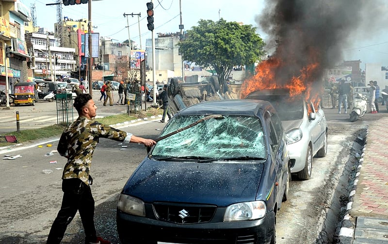 گوجر نگر جیسے مسلم علاقوں میں مسلمانوں کی سینکڑوں گاڑیاں شرپسندوں نے نذر آتش کر دیں