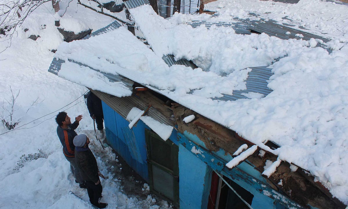 کشمیر: برفانی تودے کی وجہ سے زندہ دفن افراد میں سے آٹھویں فرد کی لاش بر آمد