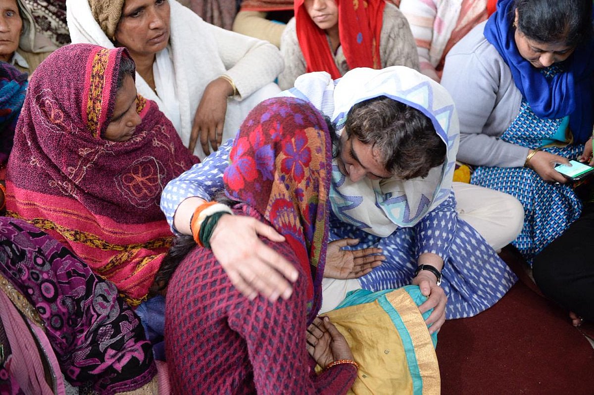 پلوامہ کے شہیدوں کو اچانک خراج عقیدت پیش کرنے پہنچے راہل-پرینکا