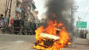 جموں میں حالات بے قابو، کشمیری سرکاری ملازمین پر فوج کی موجودگی میں حملے