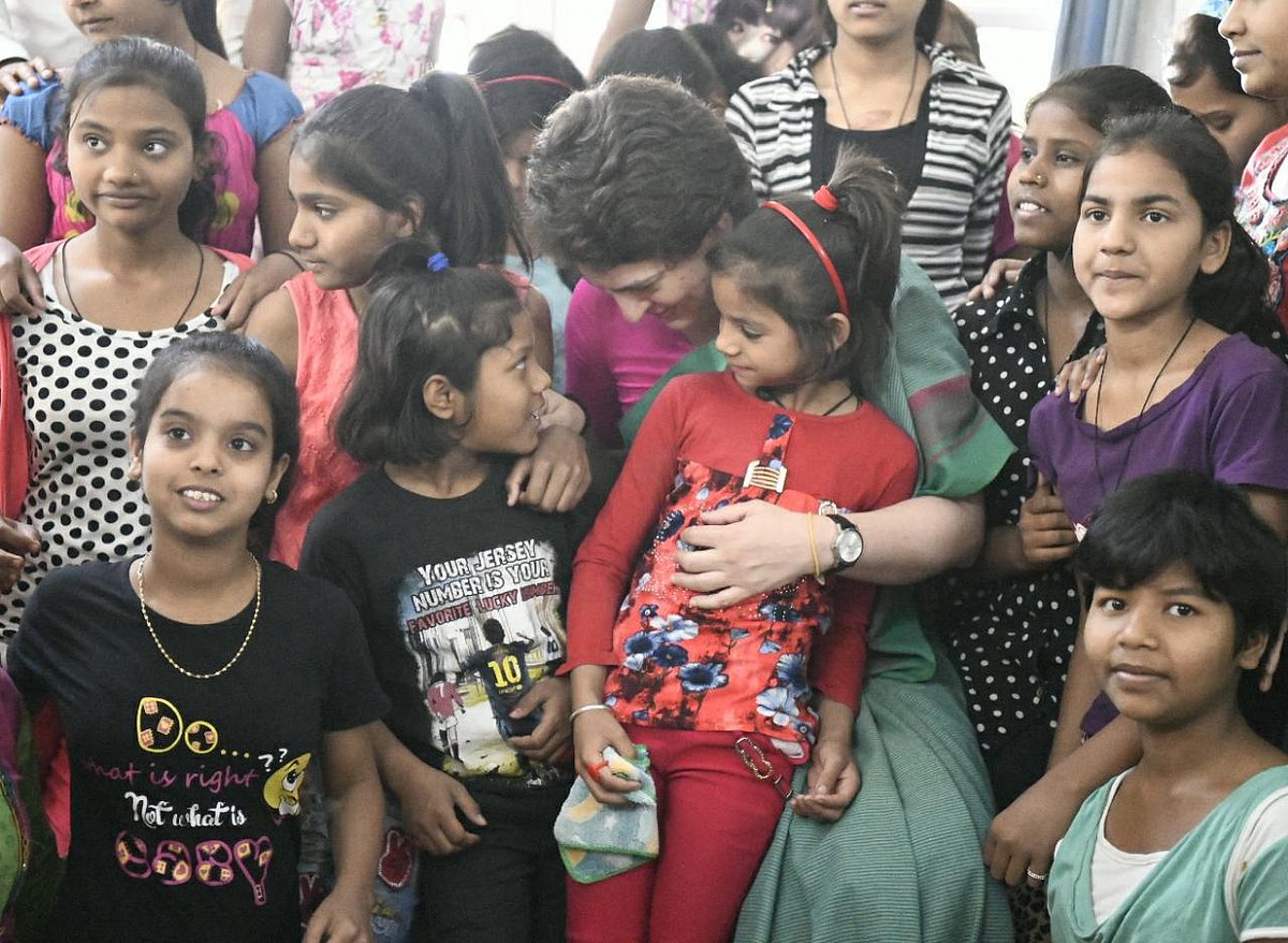 گنگا یاترا LIVE: پرینکا پہلی منزل دُم دُما پہنچیں، کشتی سے اتر کر لوگوں سے کی ملاقات