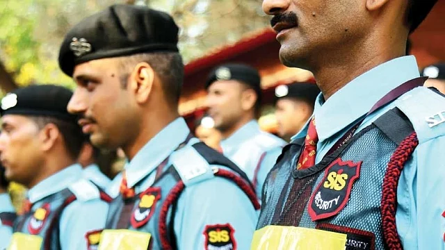 کیا مودی بی جے پی رہنما کیلئے معمولی تنخواہ پر کام کر رہے ’چوكيداروں‘ کی خبر لیں گے!