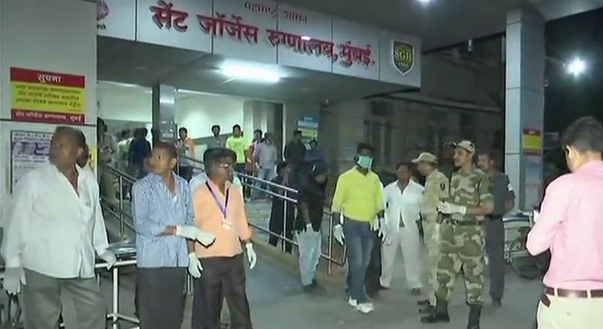 ممبئی میں سی ایس ٹی کے نزدیک فٹ اوور برج منہدم، 5  افراد ہلاک، 36 زخمی