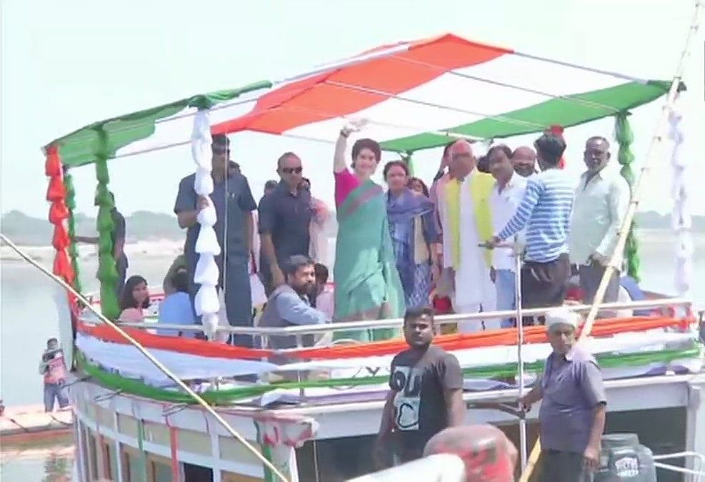 گنگا یاترا LIVE: پرینکا پہلی منزل دُم دُما پہنچیں، کشتی سے اتر کر لوگوں سے کی ملاقات