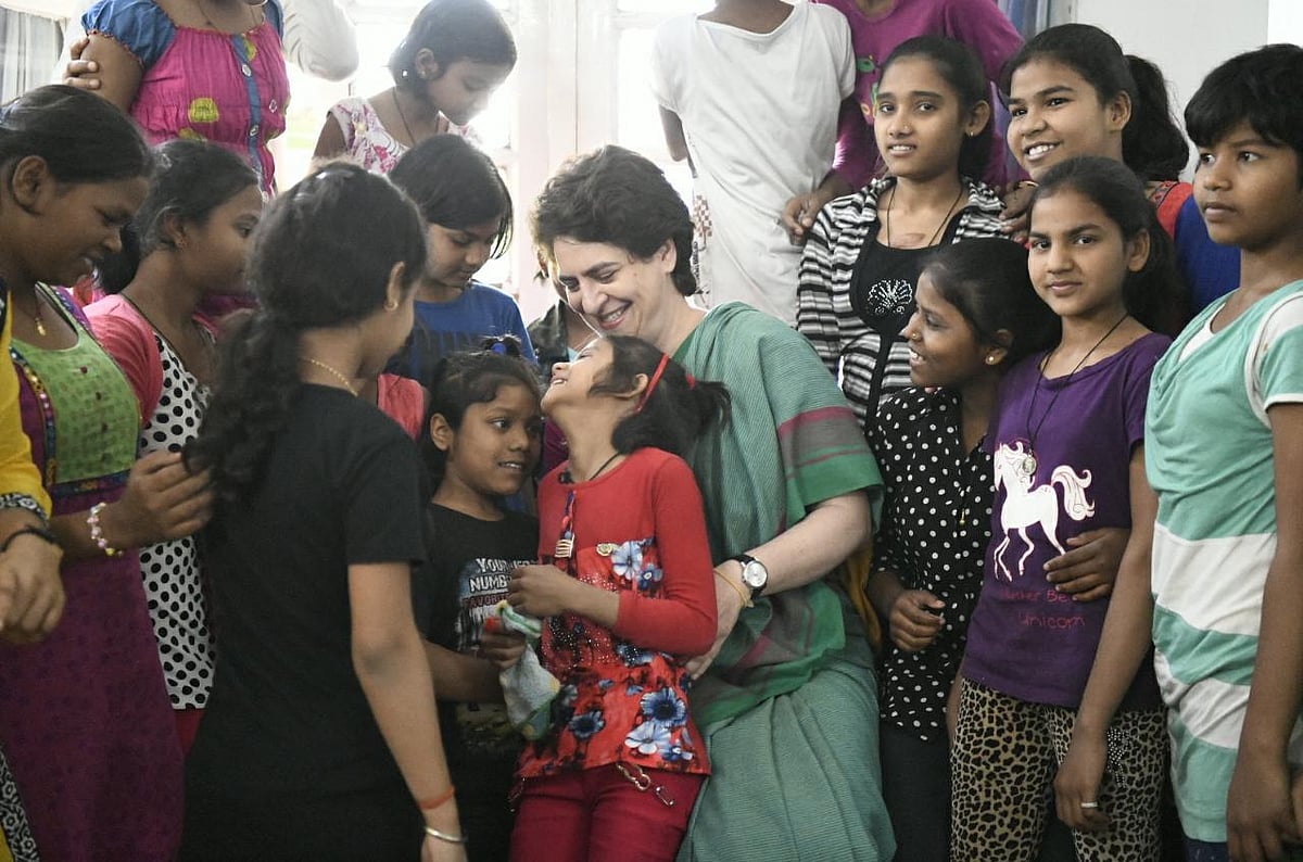 گنگا یاترا LIVE: پرینکا پہلی منزل دُم دُما پہنچیں، کشتی سے اتر کر لوگوں سے کی ملاقات