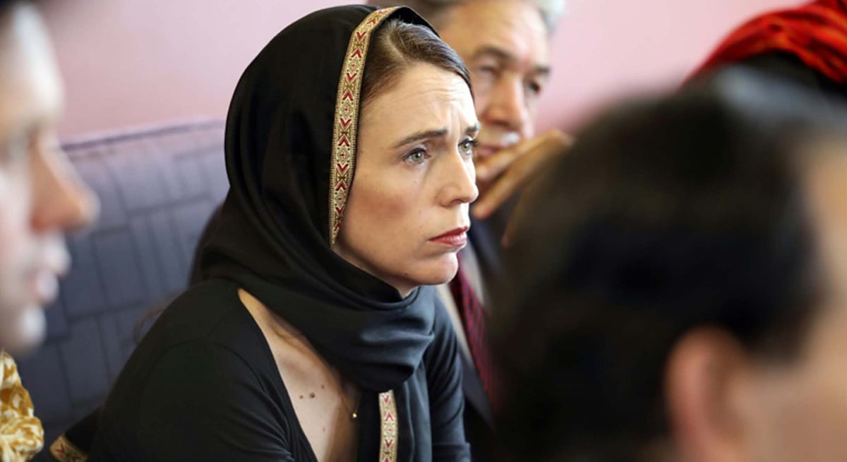 نیوزی لینڈ: وزیراعظم کی دوپٹہ اوڑھ کر مسلمانوں سے تعزیت، خواتین کو گلے لگا کر دی تسلی