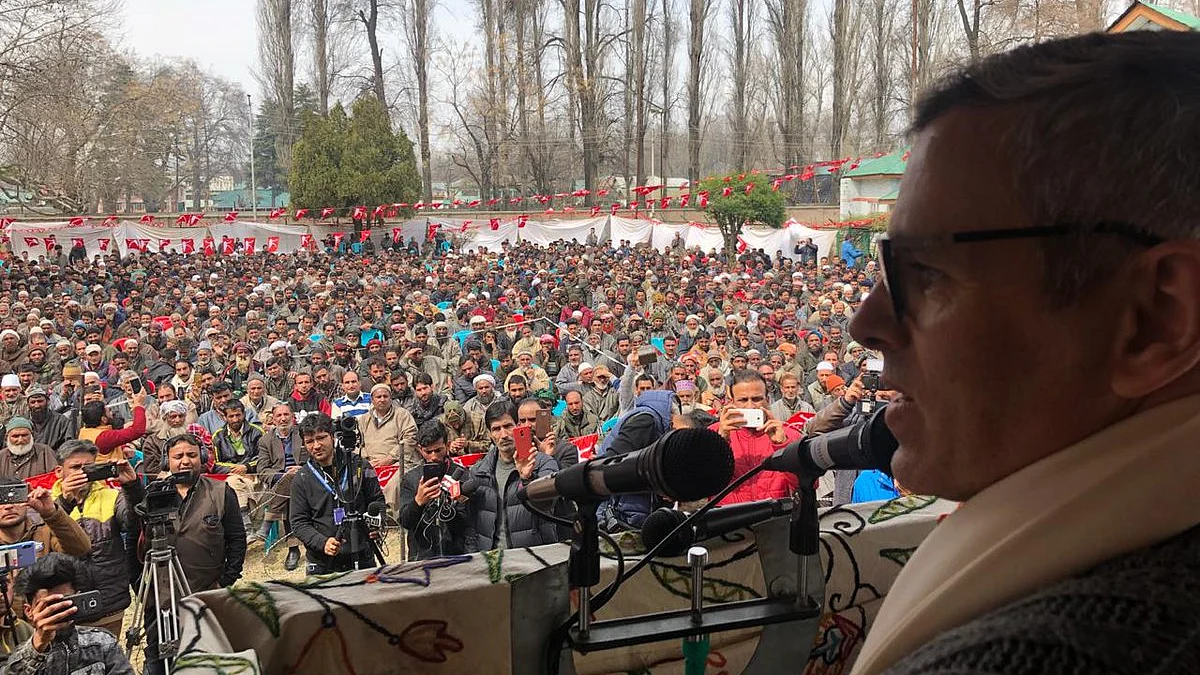 اننت ناگ میں جلسہ عام سے خطاب کرتے این سی کے نائب صدر عمر عبداللہ / تصویر: @JKNC_