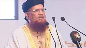اہم خبر: پاکستان کے معروف مذہبی رَہنما تقی عثمانی پر قاتلانہ حملہ، 2 محافظ ہلاک