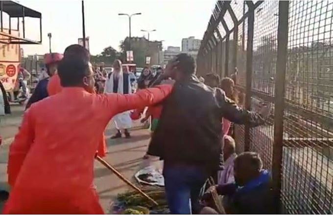 یوگی راج میں بھگوا غنڈوں نے کشمیری دکاندار کی کر دی پٹائی، ایک گرفتار