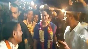 ...اور پرینکا گاندھی نے فتح بہادُر کو لڈوؤں سے تول دیا