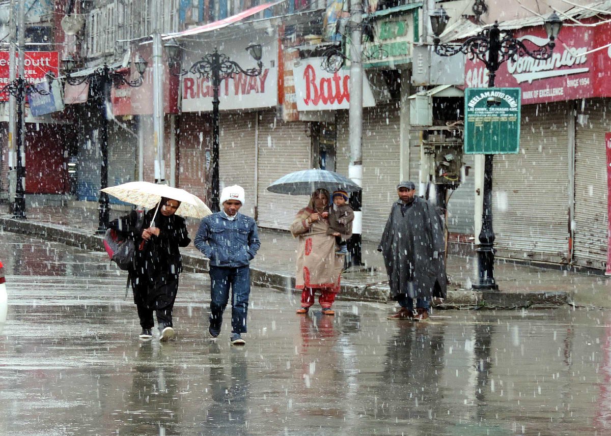 وادی کشمیر میں تازہ برف وباراں، درجہ حرارت میں کمی واقع