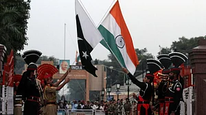 ’جنگ تو خود ہی ایک مسئلہ ہے، جنگ کیا مسئلوں کا حل دیگی‘...ظفر آغا