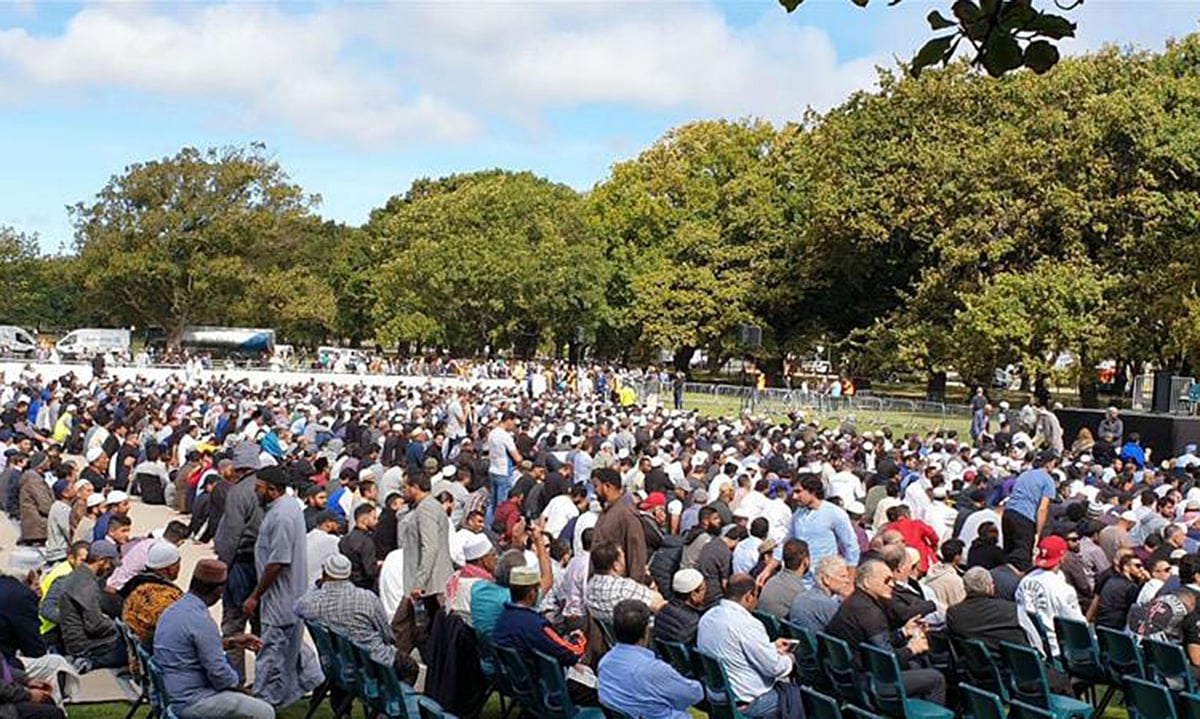 کرائسٹ چرچ حملہ کے بعد پہلی نماز جمعہ کی ادائیگی، پی ایم جیسنڈا کی اجتماع میں شرکت