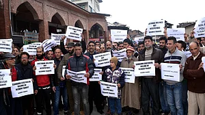 سرینگر: اسکول پرنسپل کی حراستی ہلاکت کے خلاف احتجاجی ریلی