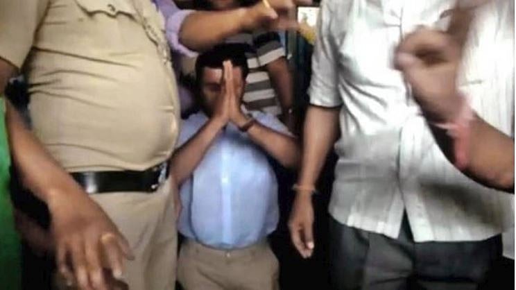 مودی کے خلاف لکھنا پروفیسر کو پڑا بھاری، اے بی وی پی نے منگوائی معافی