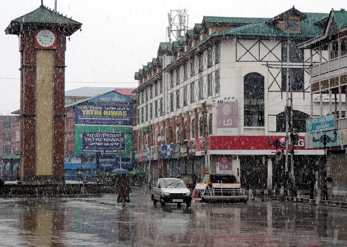 وادی کشمیر میں تازہ برف وباراں، درجہ حرارت میں کمی واقع