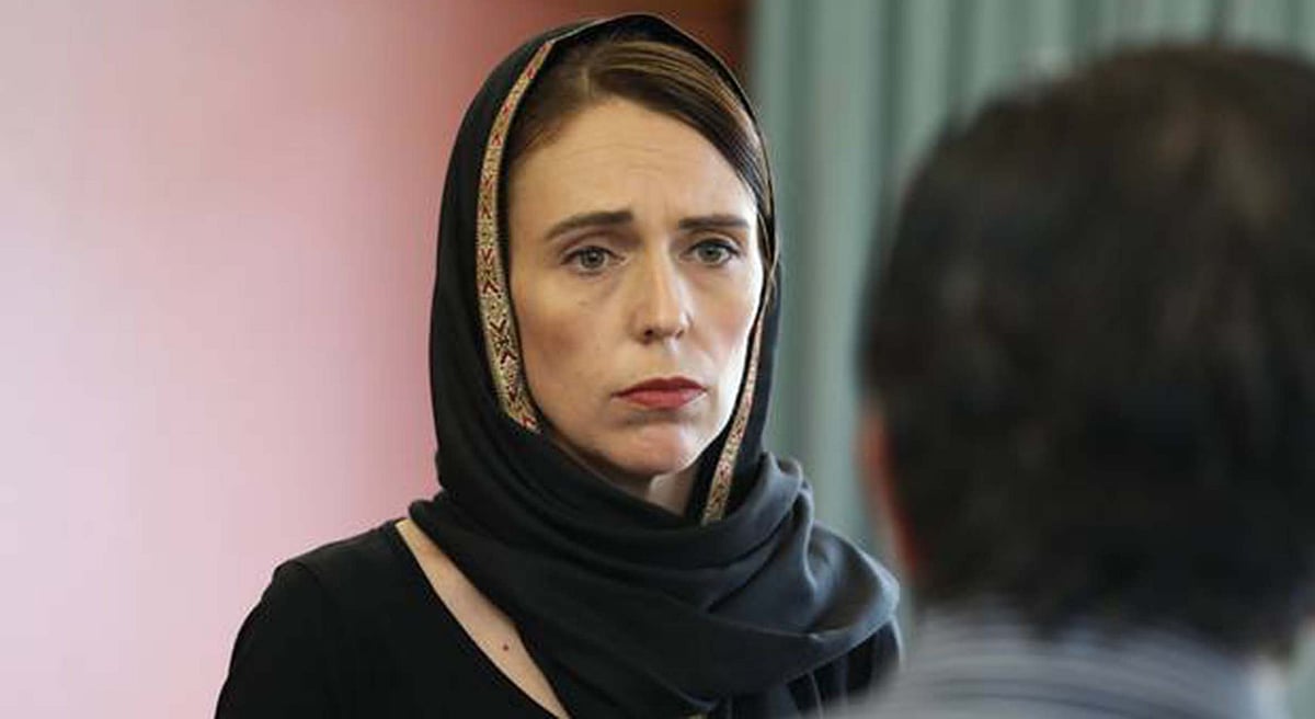 نیوزی لینڈ: وزیراعظم کی دوپٹہ اوڑھ کر مسلمانوں سے تعزیت، خواتین کو گلے لگا کر دی تسلی