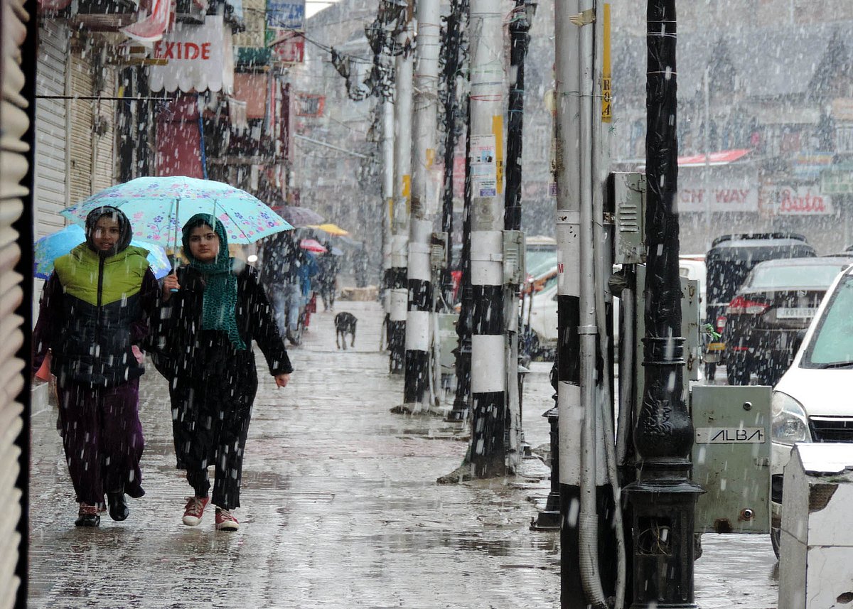 وادی کشمیر میں تازہ برف وباراں، درجہ حرارت میں کمی واقع