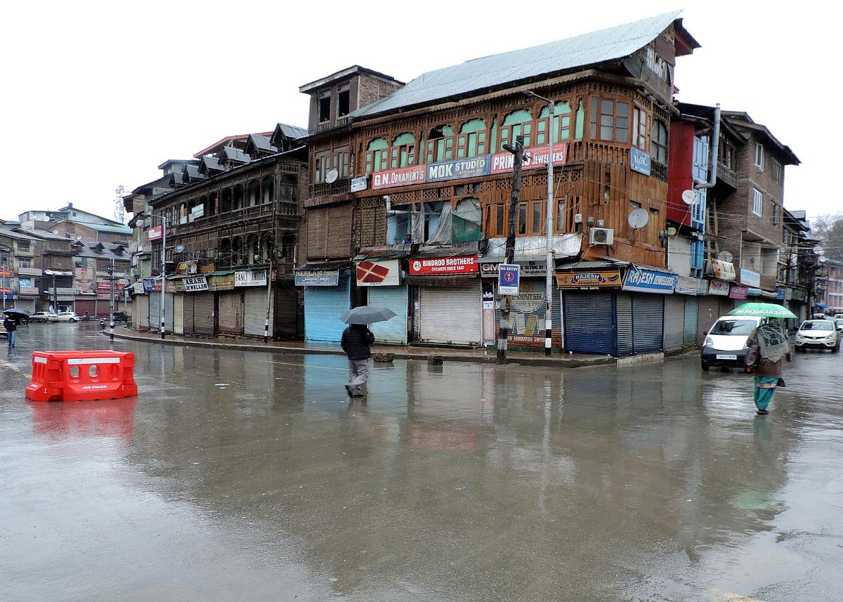 وادی کشمیر میں تازہ برف وباراں، درجہ حرارت میں کمی واقع