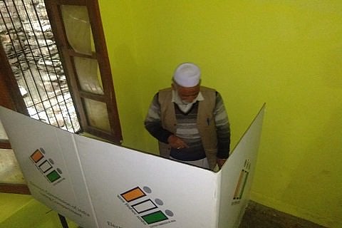 جموں: ای وی ایم میں کانگریس کا  بٹن خراب! متعدد لوگ بغیر ووٹ ڈالے لوٹے