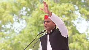 مودی حکومت وعدوں کی ’دھنی‘ مگر نبھانے میں ’فسڈی‘: اکھلیش