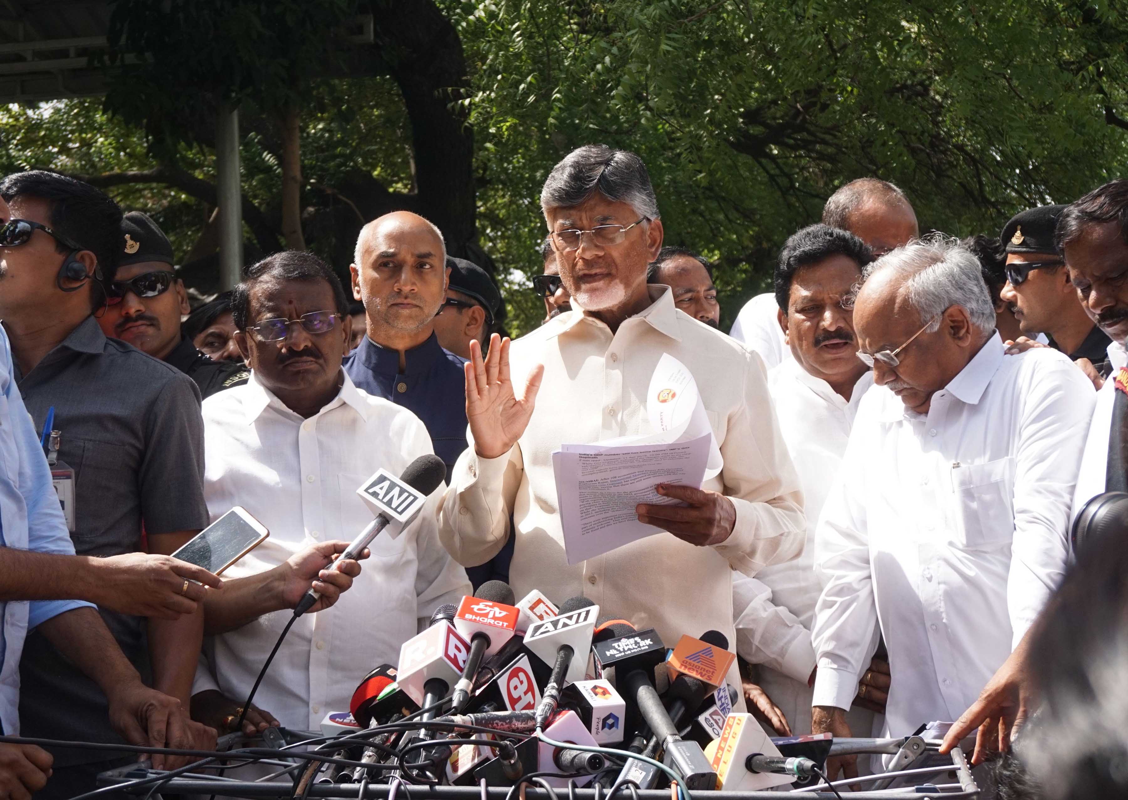 اتنا غیر ذمہ دار اور بے کار الیکشن کمیشن کبھی نہیں دیکھا: چندرابابو