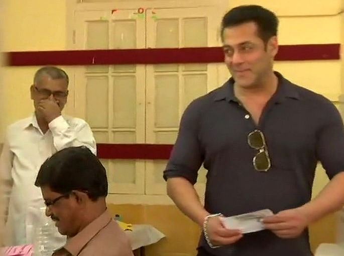 امیتابھ، سلمان، عامر اور ہیما مالنی سمیت بالی ووڈ ستاروں نے ڈالے ووٹ