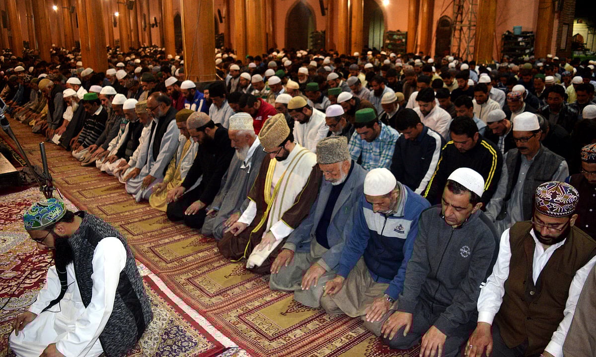 کشمیر: عقیدت و احترام سے منائی گئی شب برات