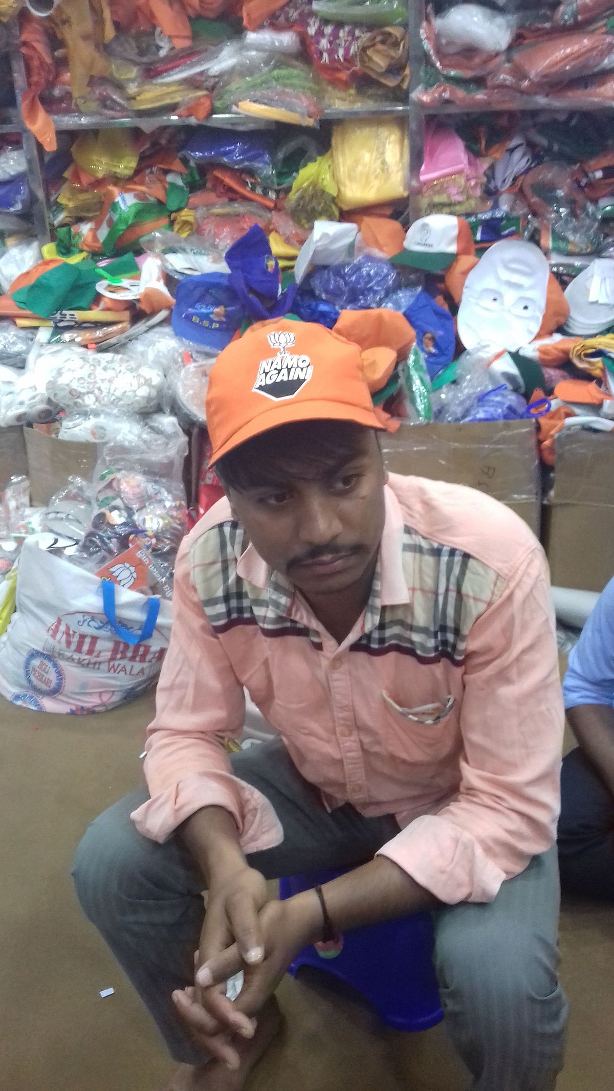 دہلی کے صدر بازار میں کانگریس کا انتخابی سامان سب سے زیادہ فروخت ہو رہا ہے