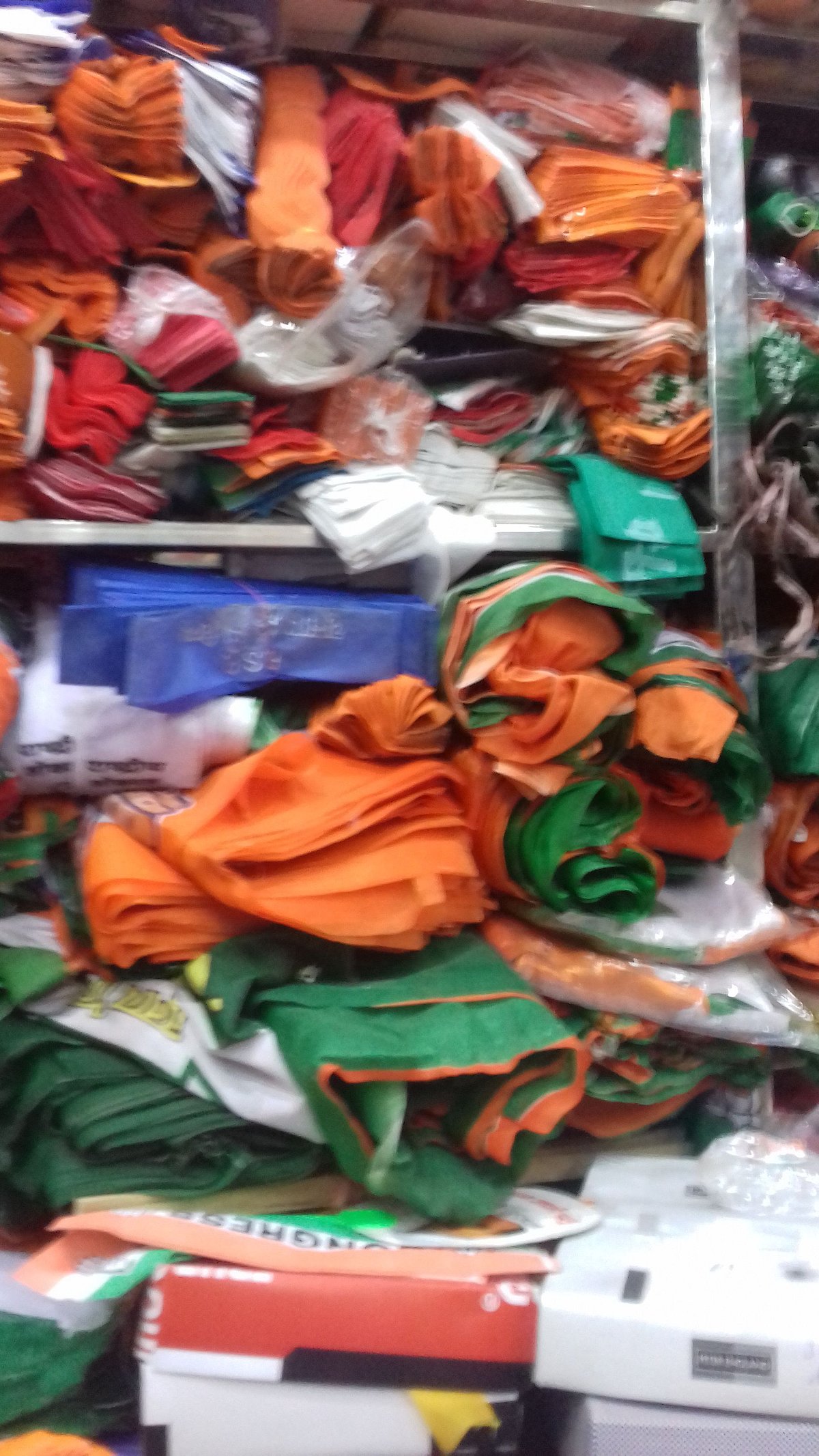 دہلی کے صدر بازار میں کانگریس کا انتخابی سامان سب سے زیادہ فروخت ہو رہا ہے