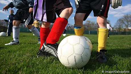 کم عمروں کے فٹ بال کلب کے کمرے میں سیکس پارٹی