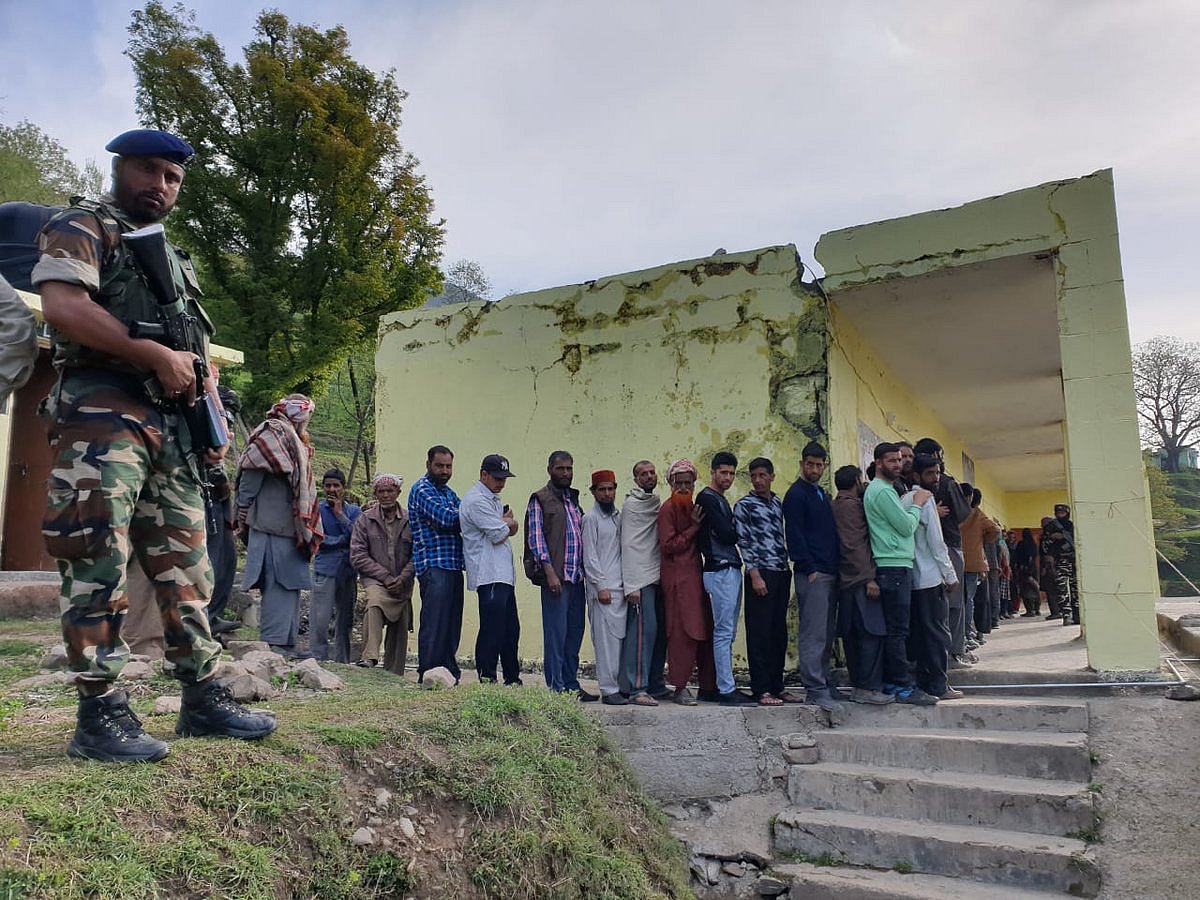 جموں: ای وی ایم میں کانگریس کا  بٹن خراب! متعدد لوگ بغیر ووٹ ڈالے لوٹے