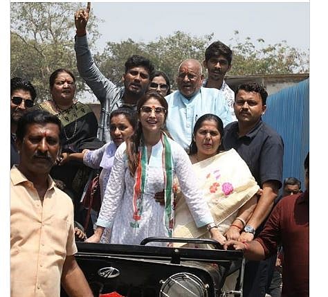 ارمیلا ماتونڈکر نے آٹو ڈرائیور بن کر مانگے ووٹ، عام لوگوں کا جیتا دل