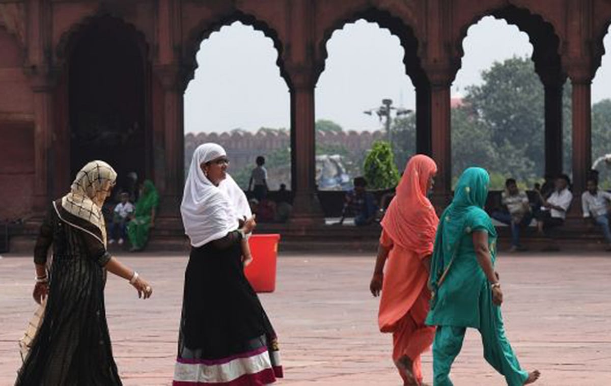 مسلم ہی نہیں غیر مسلم خواتین کو بھی مسجد میں داخلے کی اِجازت، پھر سپریم کورٹ میں عرضی کیوں!