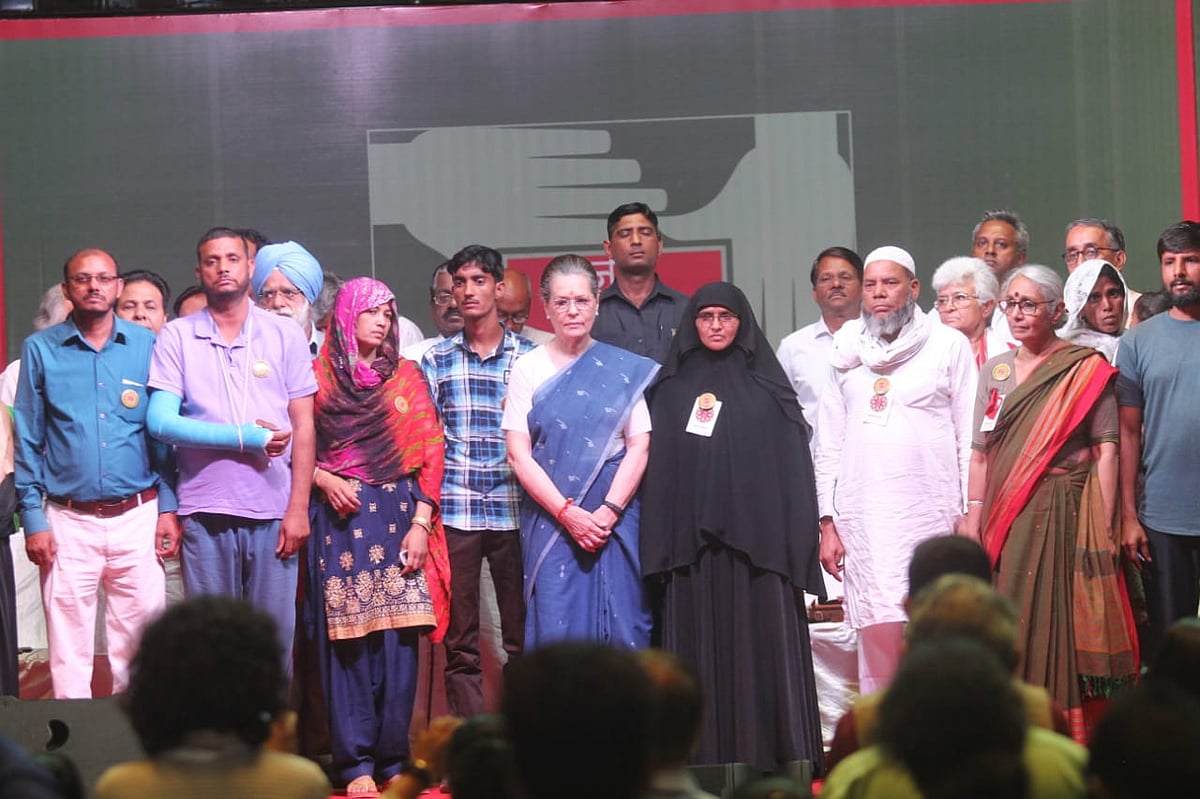 موجودہ حکومت نے آئینی اقدار کو تباہ کر دیا، ہمیں اس کو پھر سے قائم کرنا ہوگا: سونیا گاندھی