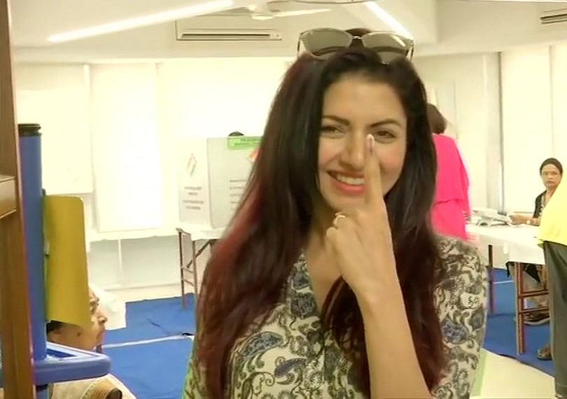 امیتابھ، سلمان، عامر اور ہیما مالنی سمیت بالی ووڈ ستاروں نے ڈالے ووٹ