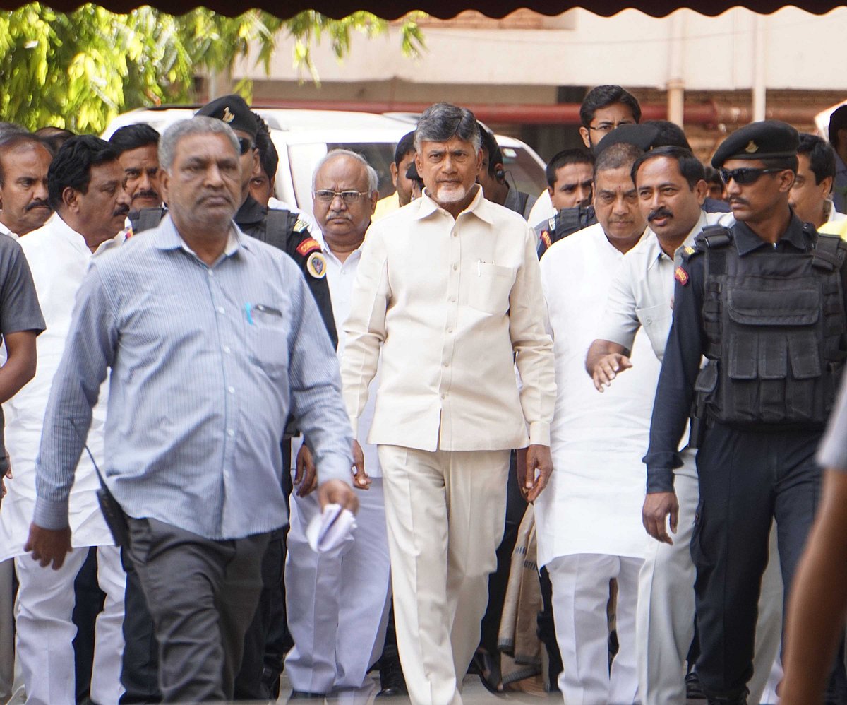 اتنا غیر ذمہ دار اور بے کار الیکشن کمیشن کبھی نہیں دیکھا: چندرابابو