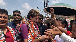 روڈ شو کے لئے آسام پہنچیں پرینکا گاندھی
