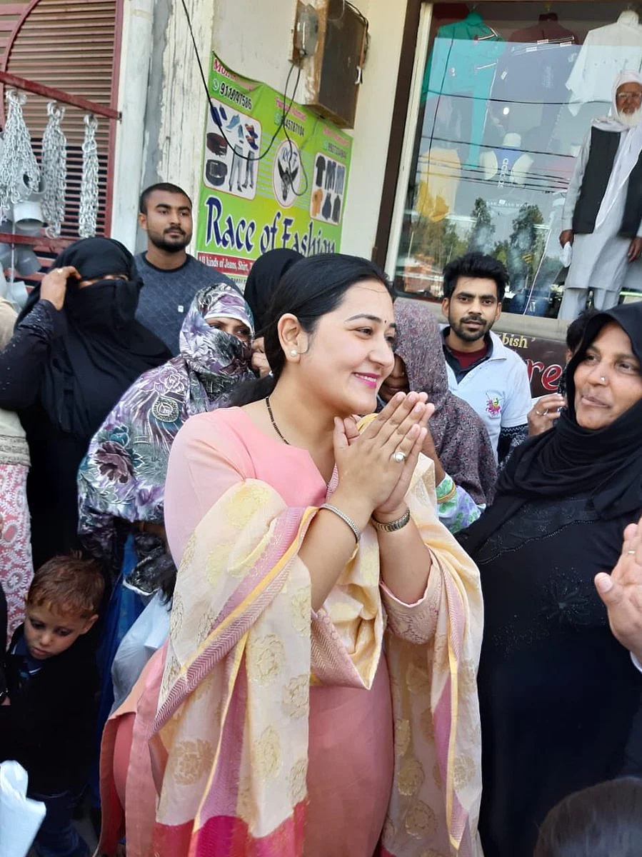 غازی آباد سے کانگریس کی امیدوار ڈالی شرما مہم جوئی کرتے ہوئے