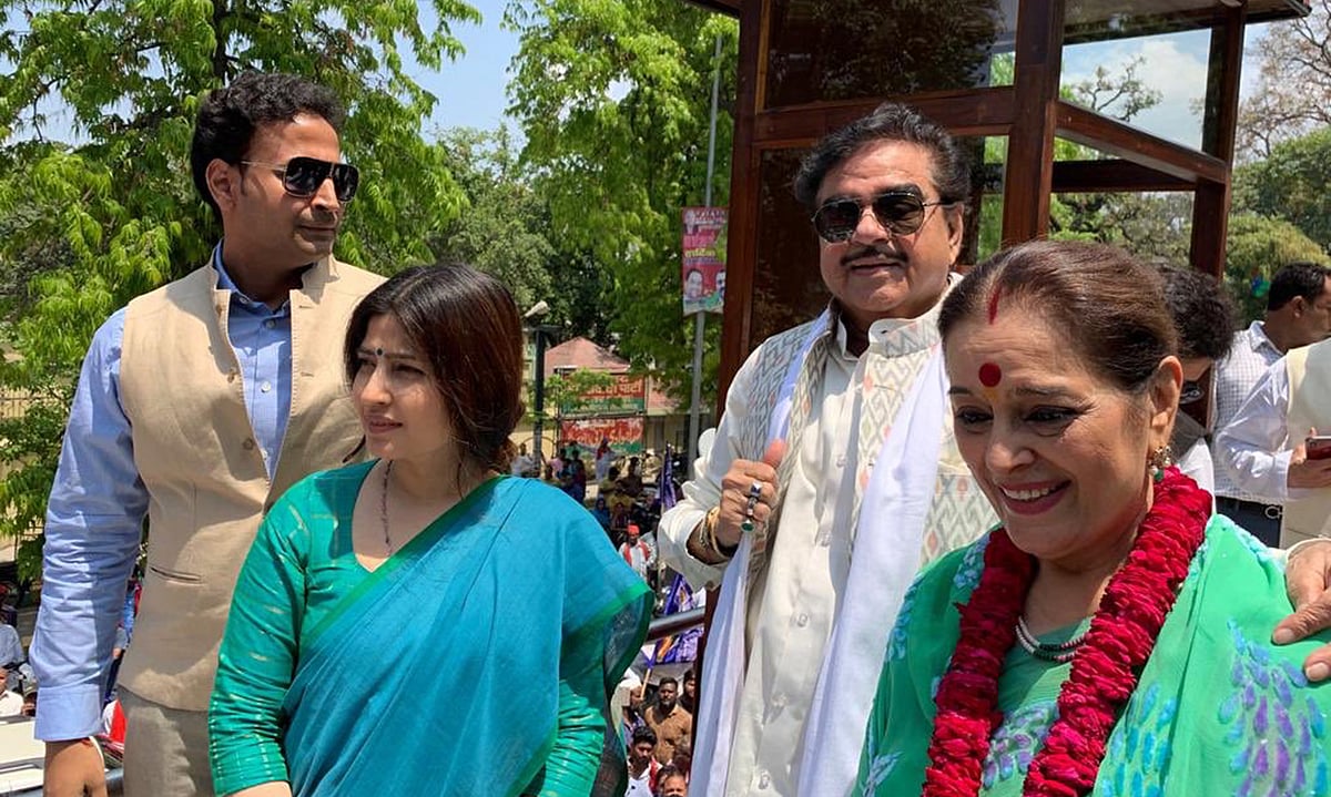 ایس پی کی پونم سنہا اور کانگریس کے پرمود کرشنم نے لکھنؤ سے پرچہ نامزدگی داخل کیا