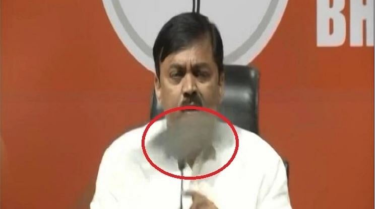 بی جے پی ہیڈکوارٹر میں پارٹی ترجمان پر چلا جوتا، لوگ رہ گئے حیران... ویڈیو